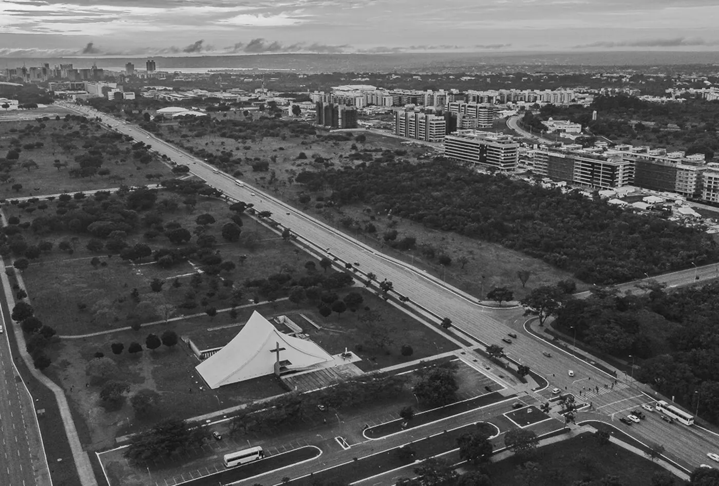 Vista aérea do Sudoeste e do Eixo Monumental, em Brasília